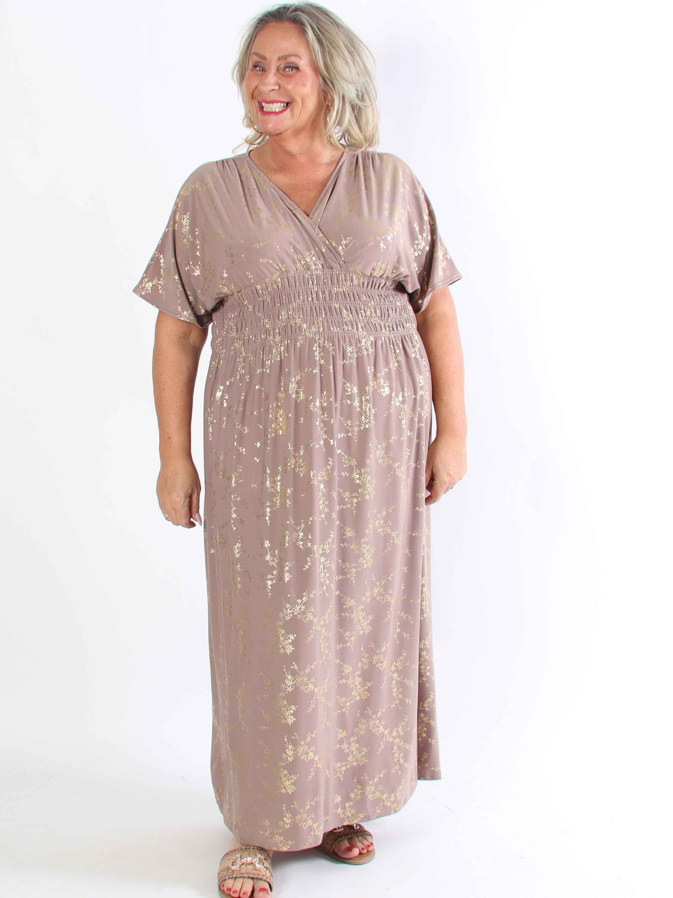 Pams Gold - Ensfarvet plus size kjole med gulddetaljer